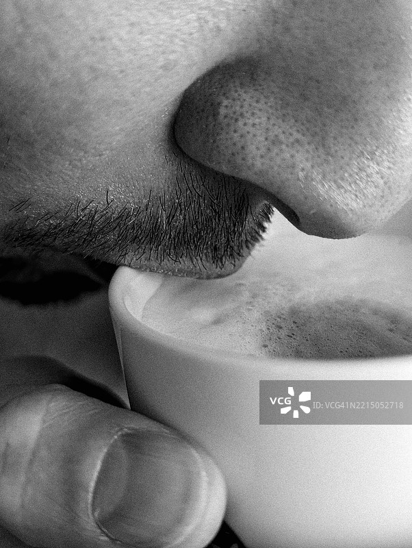 男人喝咖啡图片素材