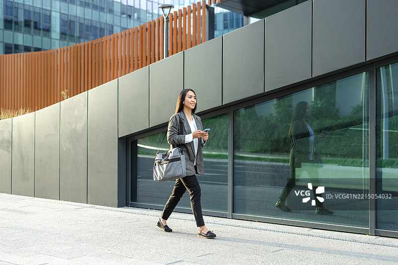 下班后的亚洲女商人图片素材