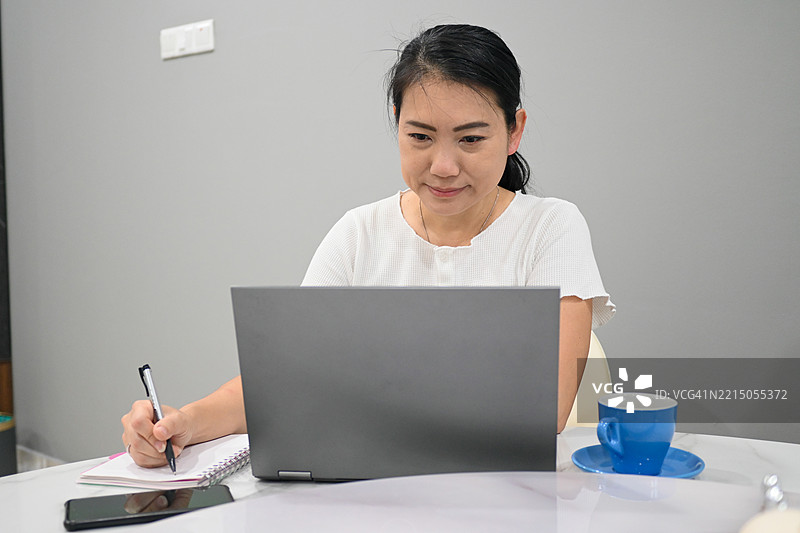 积极进取的职业女性在数字平板上管理她的任务图片素材