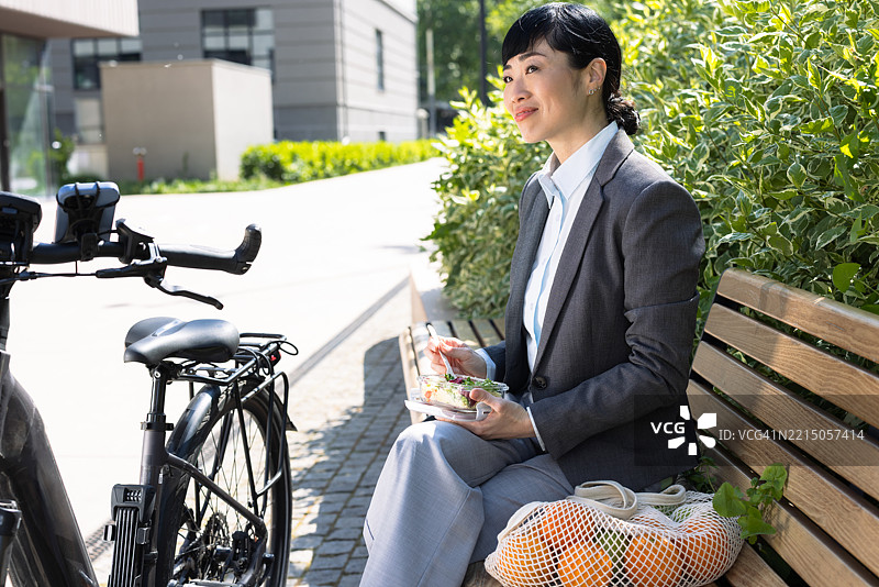 日本女性在城市环境中享受户外午餐图片素材