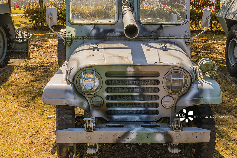 韩国大田。2019年10月27日：一辆搭载M40无后坐力炮的威利斯M38A1军用吉普车在国立公墓展出。图片素材