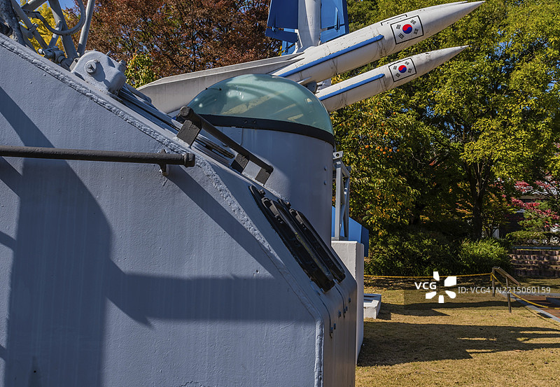 韩国大田。2019年10月27日：在国家公墓展出的地对空“霍克”导弹，位于炮火控制系统后方。图片素材