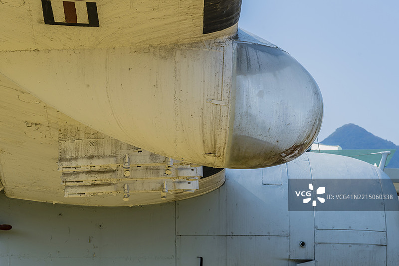 韩国大田。2019年10月20日：停放在国立公墓中的格鲁曼S-2追踪者飞机右舷机翼上的探照灯。图片素材