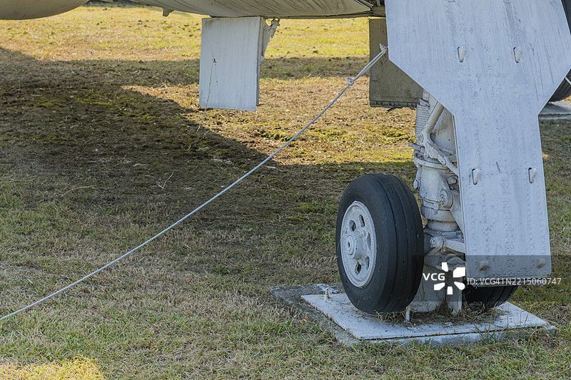 韩国大田，2019年10月20日：在国家公墓展出的格鲁曼S-2追踪者飞机前起落架图片素材