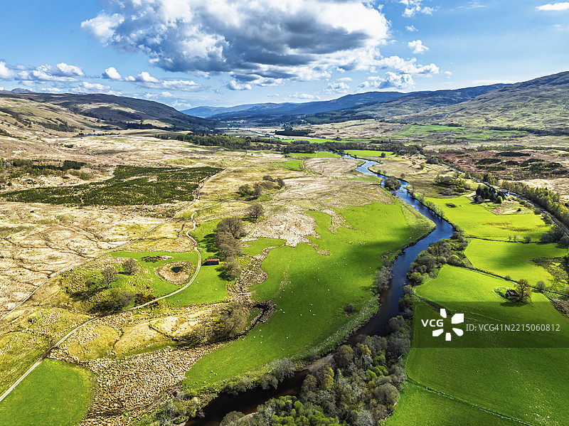 Farms and Mountains over River Dochart and Road A85 from a drone, Perthshire, Scotland, UK图片素材