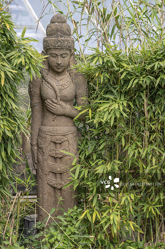 德维·斯里女神的雕像，她被认为是印度尼西亚，特别是在巴厘岛和爪哇的重要丰饶女神，位于德国中法兰肯的埃尔朗根植物园。图片素材