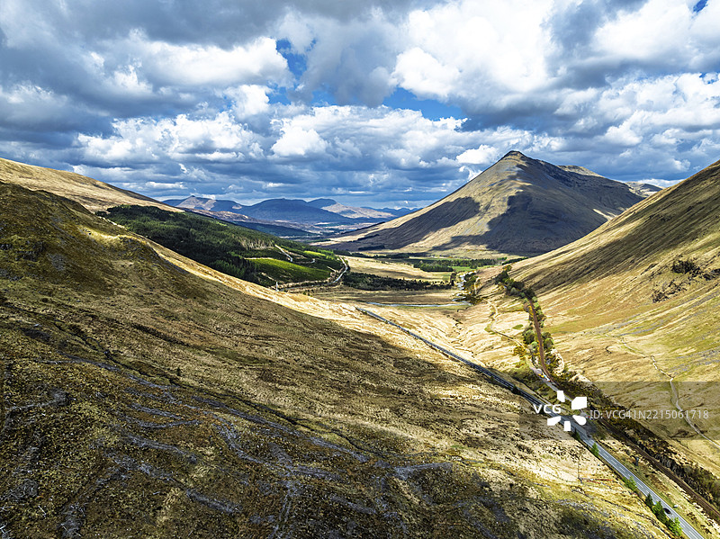 从无人机拍摄的西高地小径A82的蒙泰姆斯,克利夫顿,克里安拉里赫,高地,苏格兰,英国图片素材