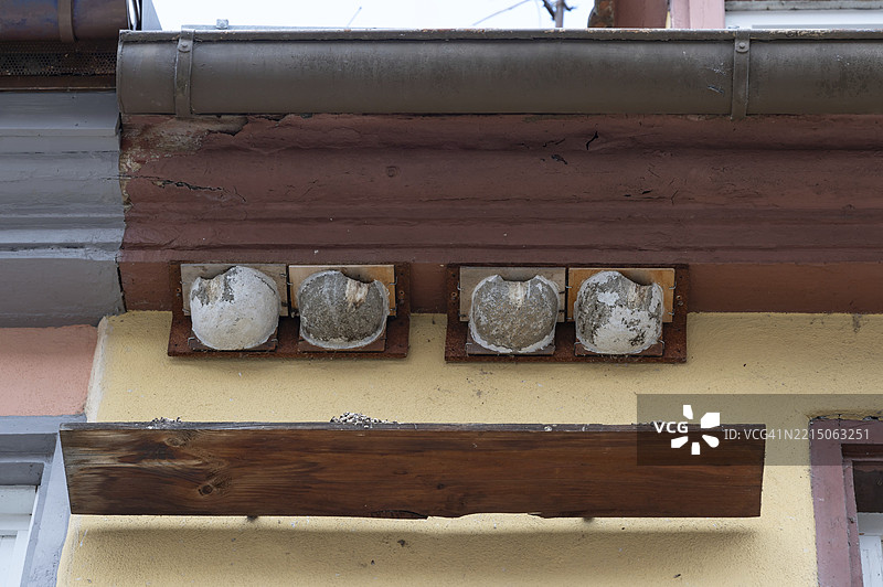 德国巴伐利亚中法兰肯地区埃尔朗根一栋住宅楼檐下的燕子巢图片素材