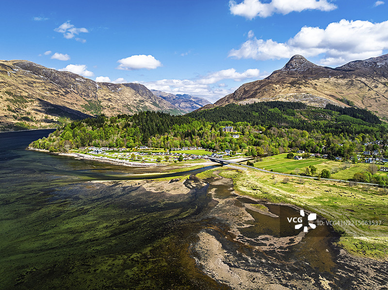 从无人机视角俯瞰的洛赫利文和度假公园，格伦科，苏格兰高地，英国，欧洲图片素材