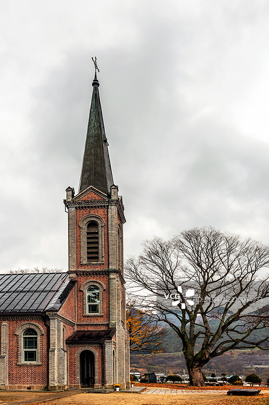 教堂尖顶下的宁静图片素材