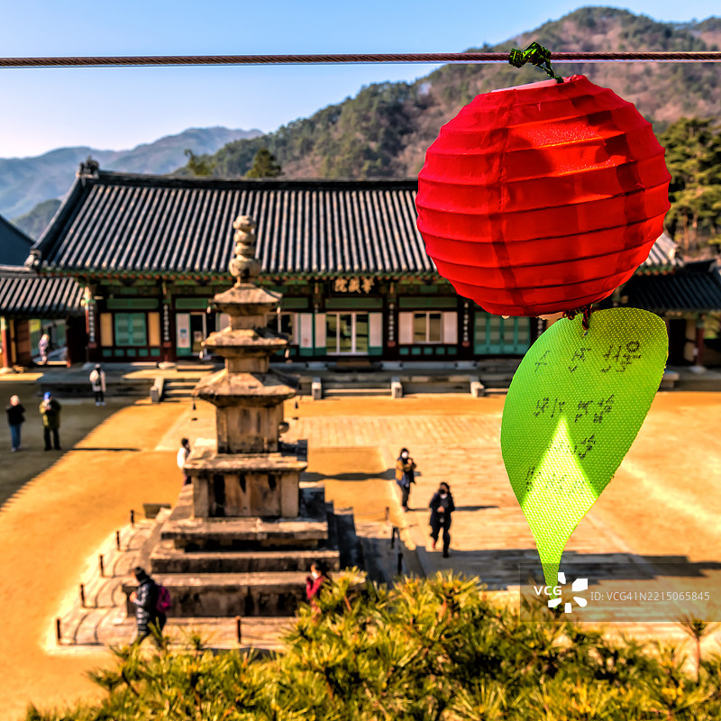 寺庙宝塔与悬挂灯笼及风景如画的背景图片素材