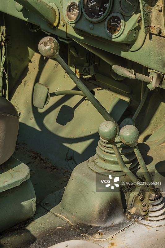 韩国大田。2019年10月27日：在国家公墓展出的威利斯M38A1军用吉普车的换挡杆图片素材