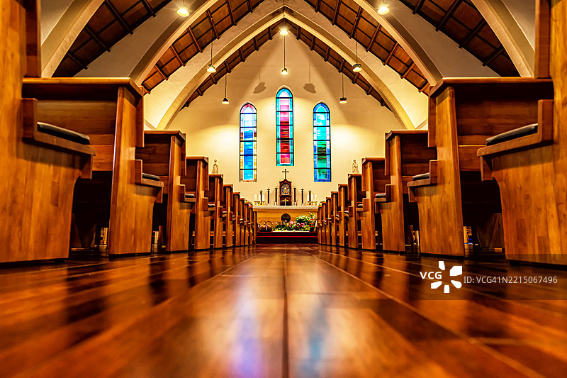 通往恩典的走廊：在彩色玻璃教堂内图片素材