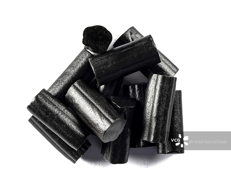 白色背景上的软甘草糖果。图片素材