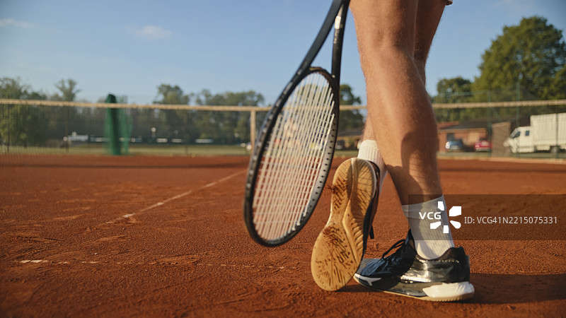 网球运动员在比赛后休息于红土场上图片素材