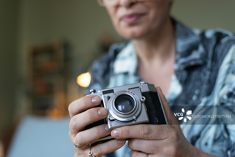 女性手持相机图片素材