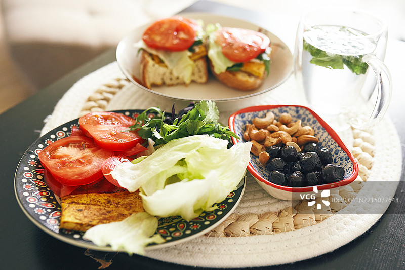 健康素食餐，搭配新鲜食材和解渴饮品图片素材
