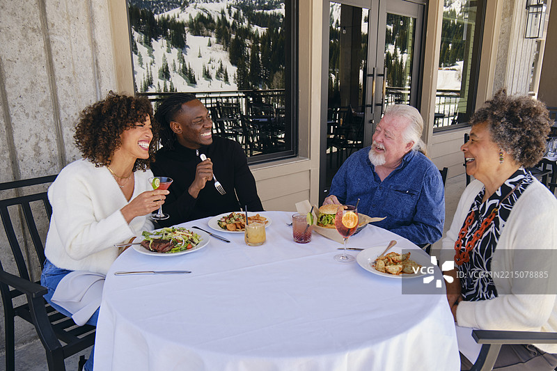 度假酒店的多代家庭聚餐图片素材