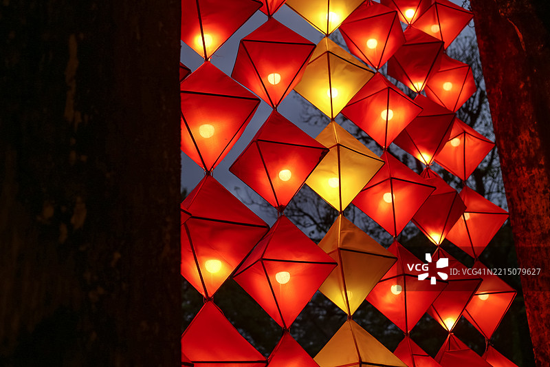 八面体形状的灯笼高高悬挂在黄昏的天空中图片素材