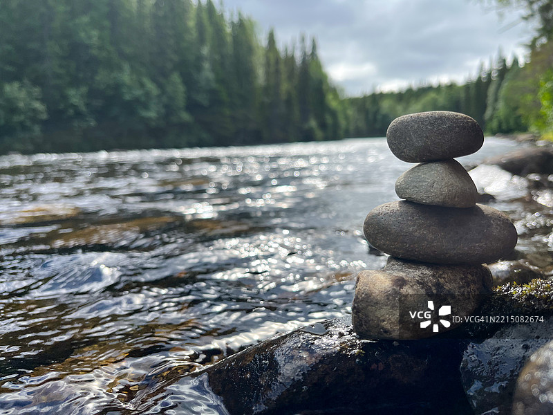 森林中山河旁的叠石图片素材