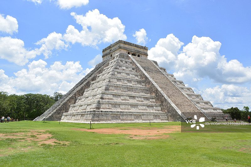 奇琴伊察的库库尔坎金字塔在蓝天之下显得雄伟壮观图片素材