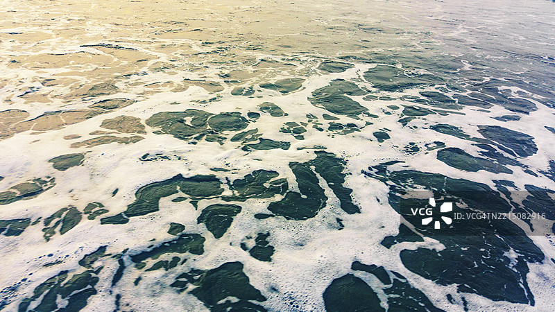 日落时分的海浪与泡沫图片素材
