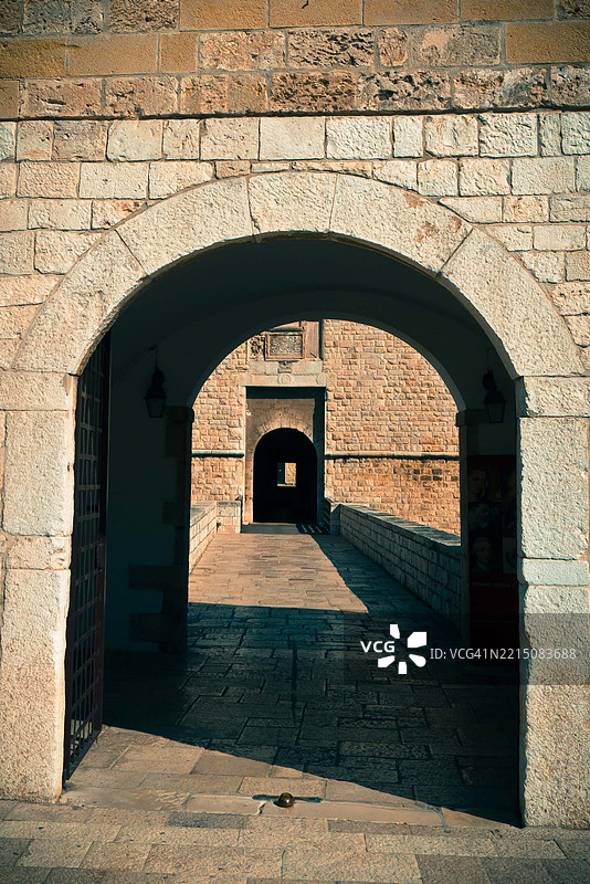 通往历史堡垒的石拱门图片素材