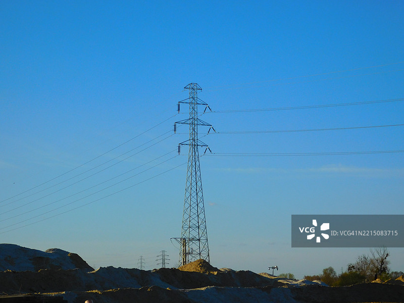 沙漠景观中的高压输电塔图片素材