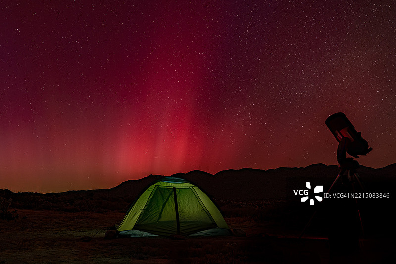 在美国加利福尼亚州南部的红色极光下观星图片素材