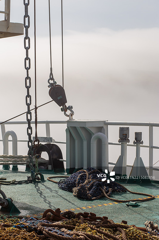 雾天船甲板上的航海设备图片素材
