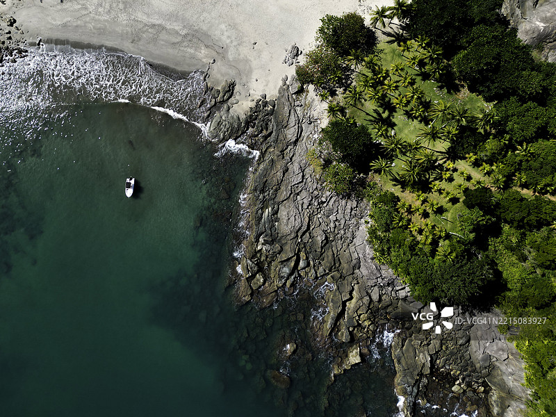 巴西热带海岸线的航拍视图，船只在海面上。图片素材