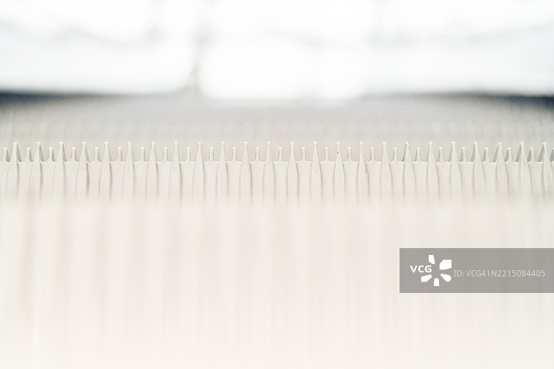梳子的齿部特写，形成重复的图案图片素材