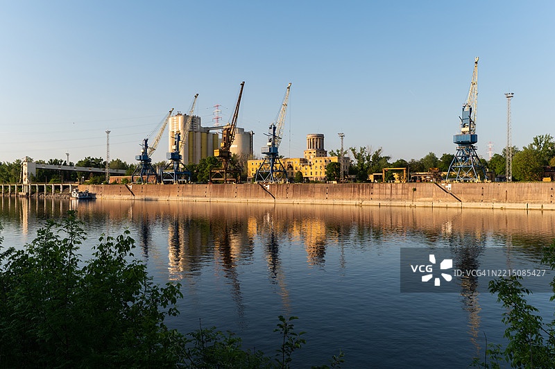 河边工业港口，配有起重机和筒仓图片素材