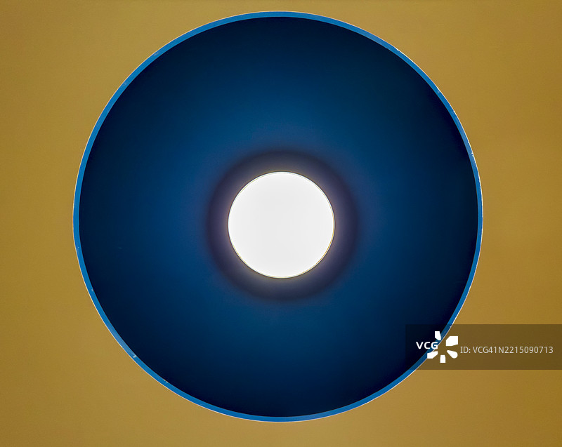 带有发光中心的彩色圆圈图片素材