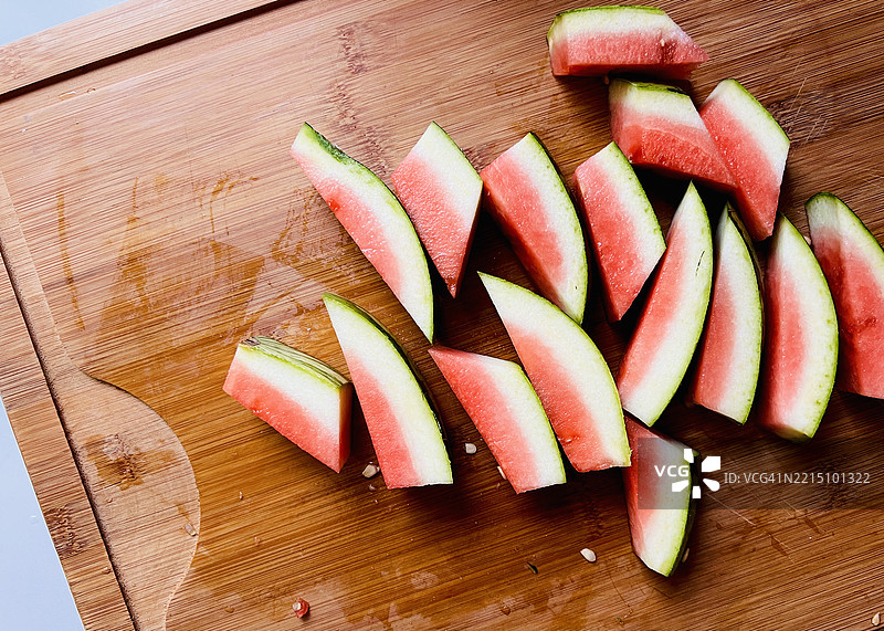 夏季小吃后木质砧板上的西瓜皮图片素材