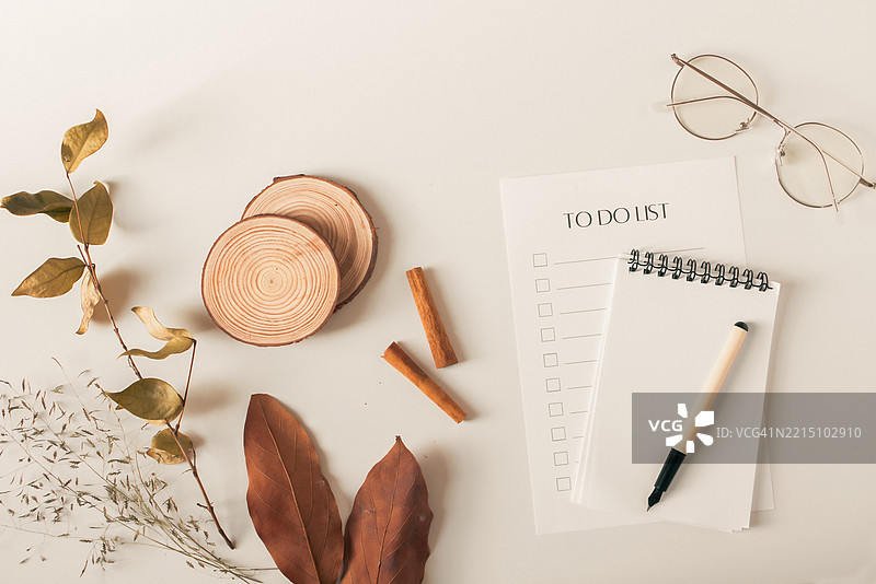 高角度视图的桌面物品图片素材