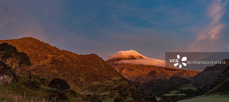 哥伦比亚山区的托利马雪山火山全景，安第斯山脉的日出，适合旅行和探索偏远地区。图片素材