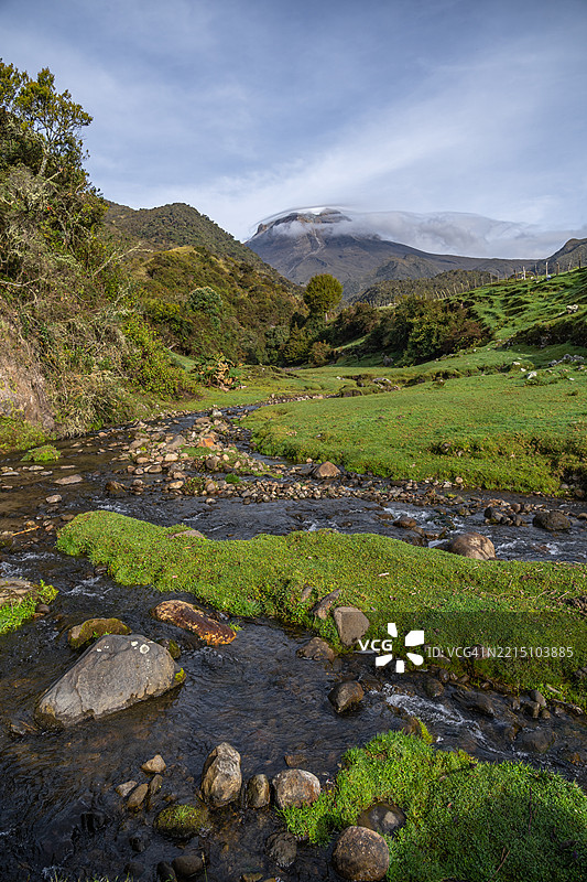 火山与溪流，周围环绕着本土安第斯植被，位于一个山区农场，哥伦比亚的特有高原，偏远而迷人的地方图片素材