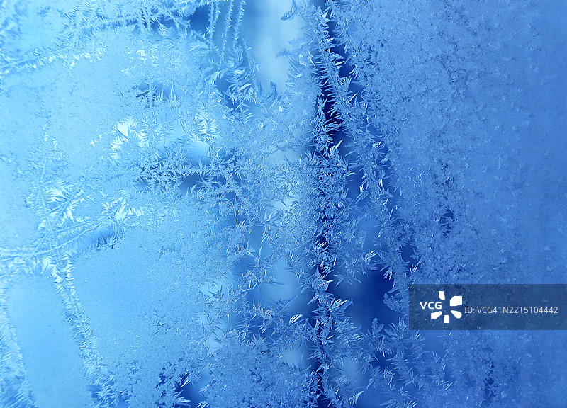 冬季玻璃上的自然冰花图案图片素材