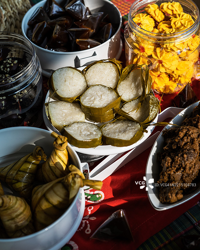 传统马来食品和饼干在斋月和开斋节期间，开斋节的椰浆饭、仁当、椰浆粽、椰糖糕、饼干图片素材