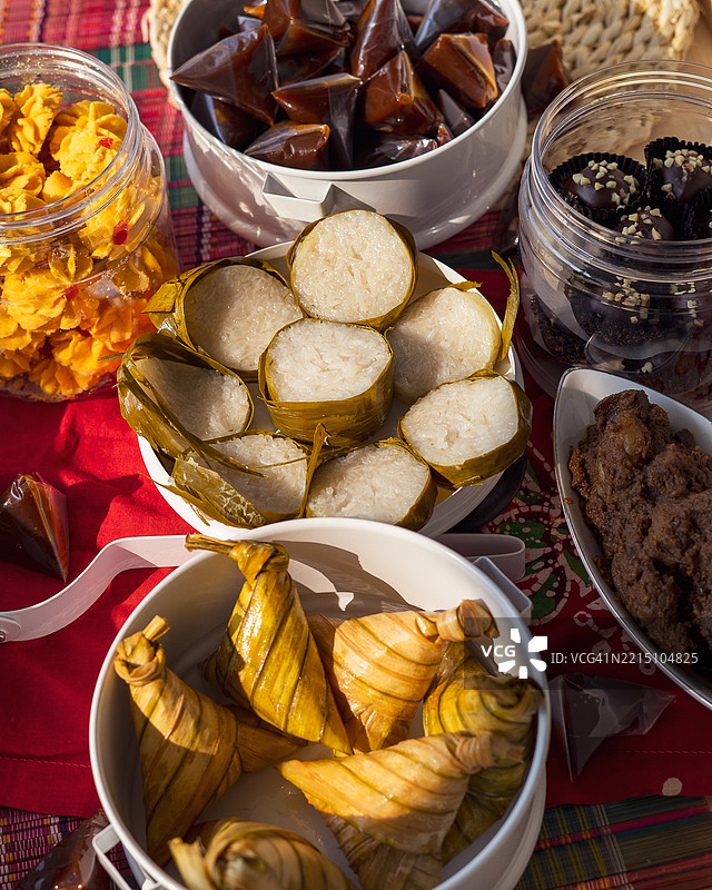 传统马来食品和饼干在斋月和开斋节期间，开斋节的椰浆饭、仁当、椰浆粽、椰糖饼、饼干图片素材