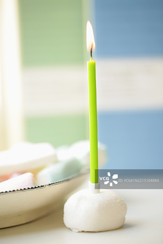 生日蜡烛装饰着棉花糖图片素材