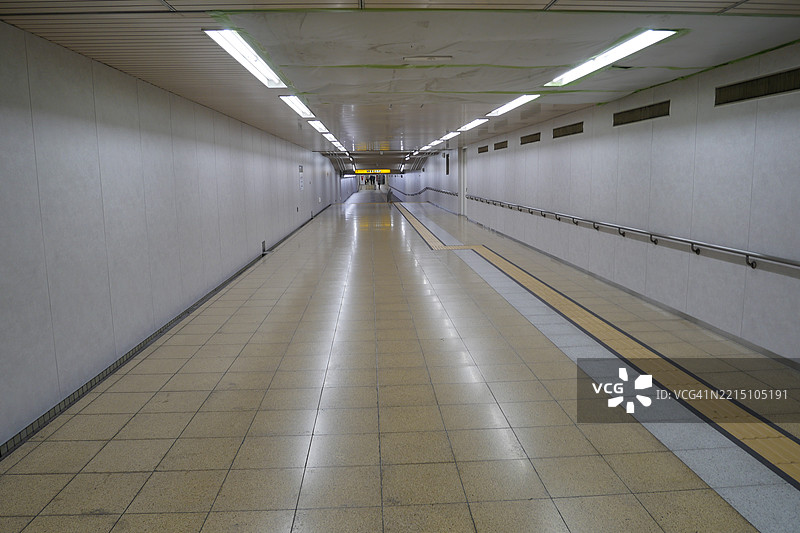 空荡荡的火车站月台，日本图片素材