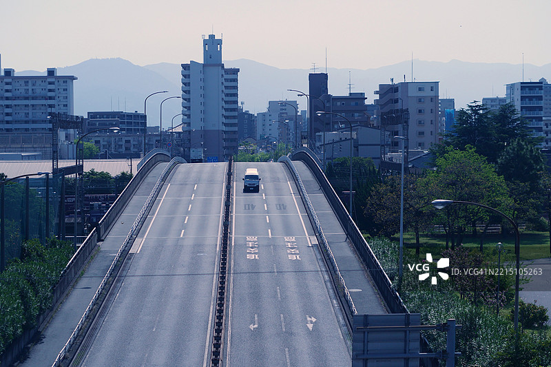日本城市街道和建筑的高角度视图，背景是天空图片素材