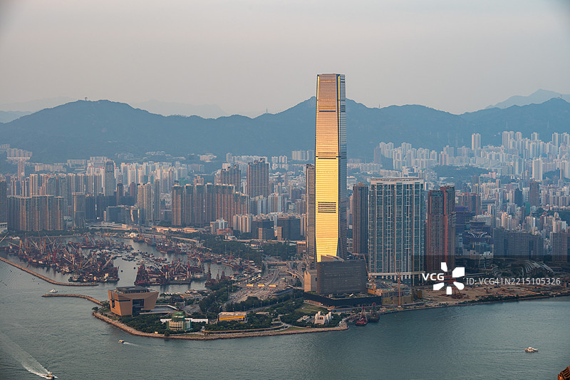 城市建筑的空中视角与天空相映衬图片素材
