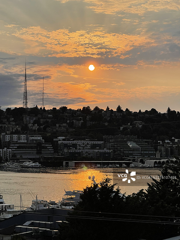 西雅图，华盛顿州，美国，橙色天空下的河流美景图片素材