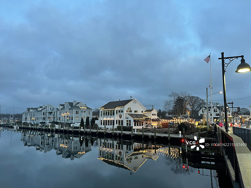 康涅狄格州神秘湖泊的美丽景色与天空相映成趣，美国图片素材