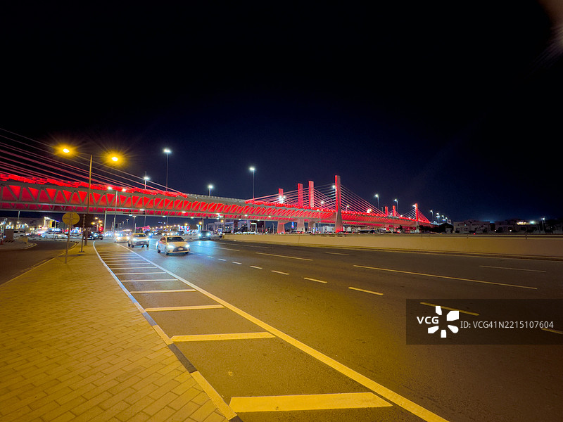 卡塔尔夜晚灯火辉煌的城市景观图片素材