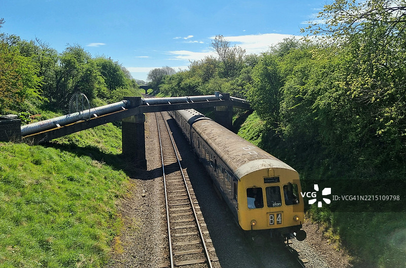 铁路轨道上的火车景观图片素材