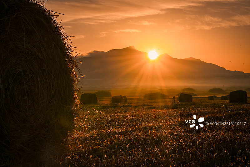 把你的脸转向阳光，所有的阴影都在你身后。图片素材